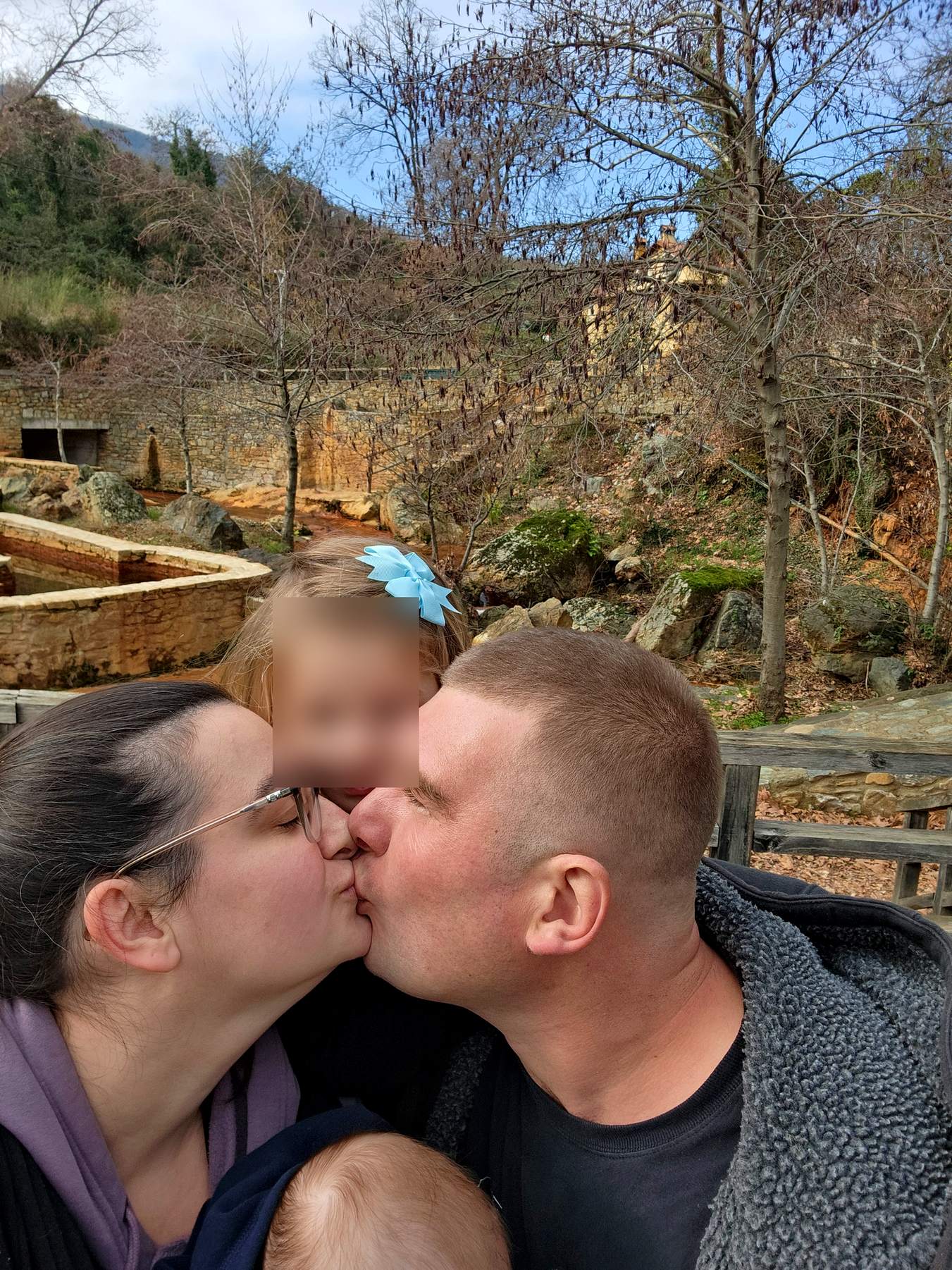 Family kisses by the orange springs